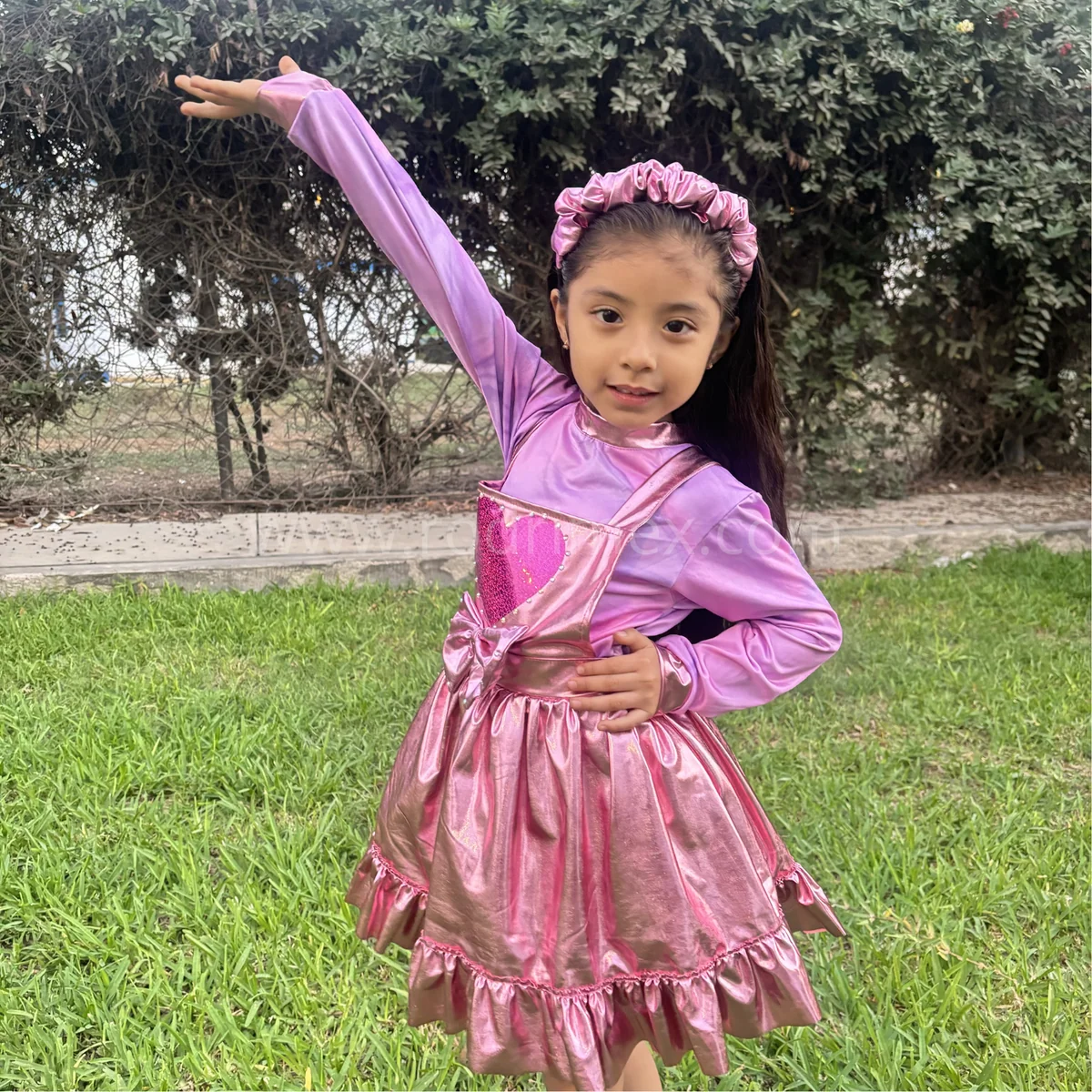 TRAJE DE LARA CAMPOS ROSADO